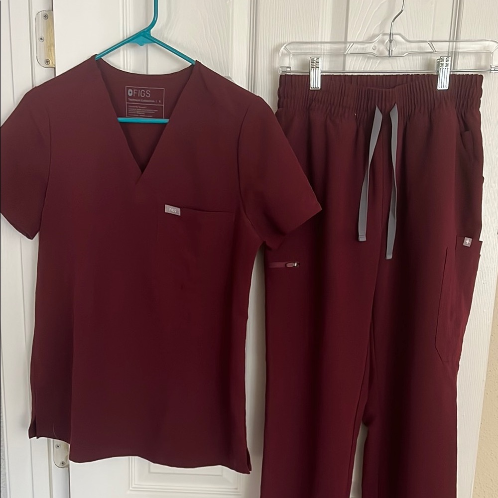 Used, like new Figs Burgundy Scrub Set .. size small top & small tall bottoms